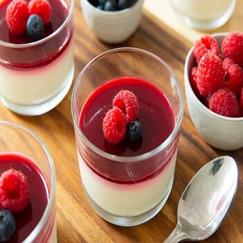 Rețetă ușoară de Panna Cotta cu fructe de sezon